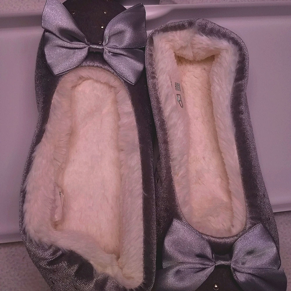 💲 Bundle 2 for $10 Light gray slipper size 3-4